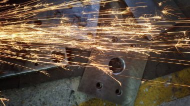 Metalden kıvılcımlar çıkıyor