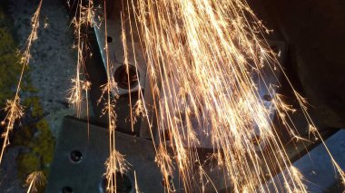 Karanlıkta kıvılcımlar saçan metal kaynak..