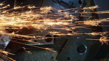 kıvılcımlar saçan metal kıvılcımlar