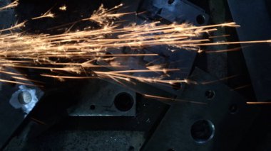 Karanlıkta metal kaynaklama