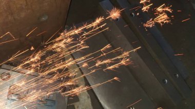 Kıvılcım ve dumanlı kaynak çeliği