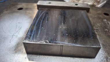 Fabrikadaki metal boru.