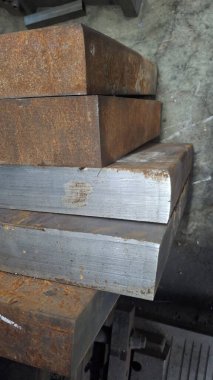 Bir fabrikada demir parmaklıklar