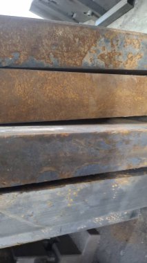 Metal ürünleri ve metal ürünleri deposundaki paketlerin metal profil açısı