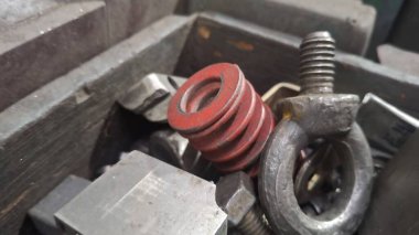 Araba motoru motorun bir parçasıdır..