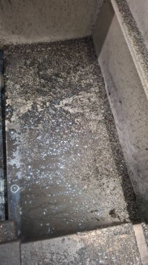 Metal bir boruya yakın.