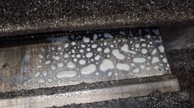 Çizik ve çatlaklarla eski paslı metal dokusu.