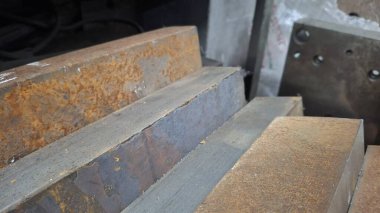 Büyük pencereli ahşap bir tahtayı kapat