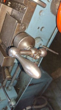 Metal bir boruya yakın.