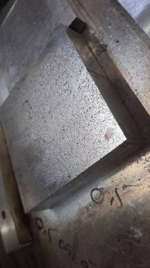 Atölyedeki metal levha.