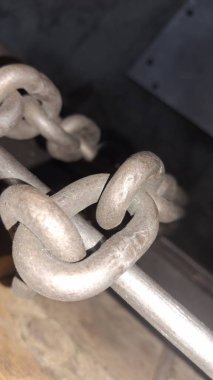 Kilit şeklinde metal zincir