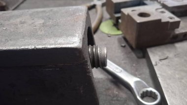 Beyaz arka planı olan metal bir boru.