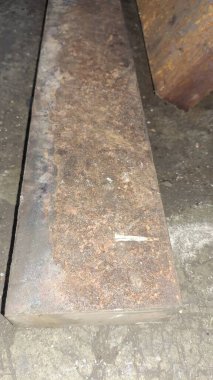 Eski paslı metal dokusu ve ahşap bir deseni var.