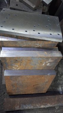 Atölyedeki ürünler için metal levha.