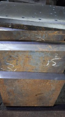 Fabrikada işlemek için metal ürünler.