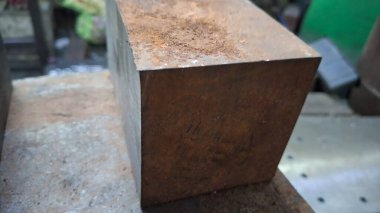 Büyük saplı metal plaka.