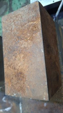 Eski paslı metal boru ve büyük bir parça su.