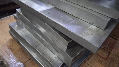 Deponun ambarındaki paketlerde dikdörtgen şeklinde metal profil açısı.