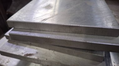 Atölyedeki ürünler için metal levha