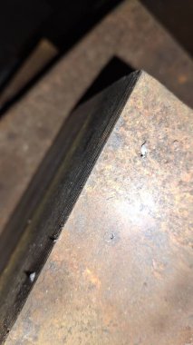 Tahta saplı metal bir tabak.