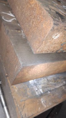 Büyük bir tahta parçasıyla metal plaka.