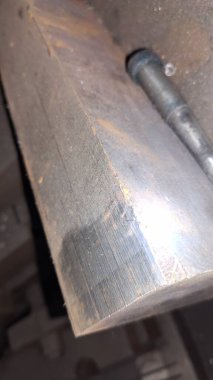 Tahta bir masaya yakın.