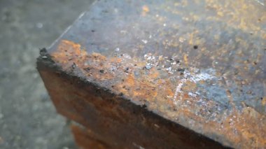 Değişik renklerde eski paslı metal borular.