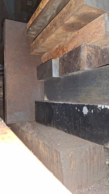 Bir sürü odunu olan eski tahta masa.