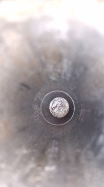 Metal bir plakanın yakın görüntüsü