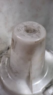 Beyaz arka planı olan eski kirli lavabo.