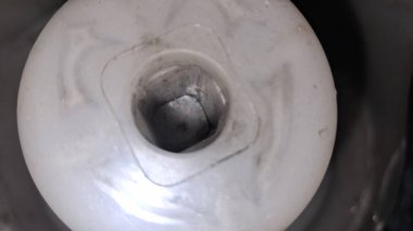 Kirli ve beyaz klozet.