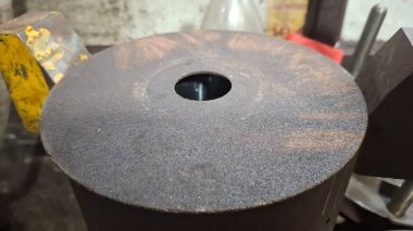 Metal bir boruya yakın.