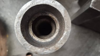 Eski paslı metal boruyu kapat.