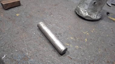 Saplı metal bir sapın yakın çekim görüntüsü.