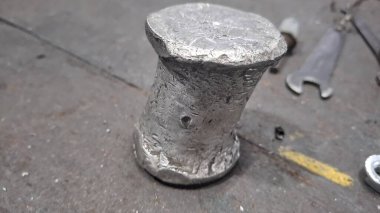 Yerde metal ve metal borular var.