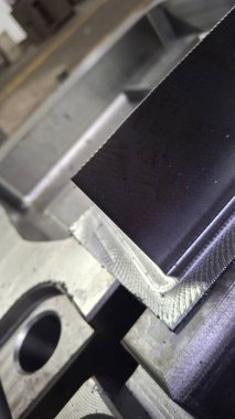 Fabrikada metal levha.