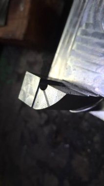 Siyah arka planı olan metal bir plaka.