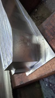 Bir atölyede çeliği kesmek