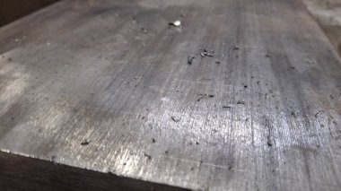 Büyük metalli metal levha.