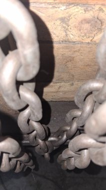 ahşap arka plan üzerinde eski paslı zinciri