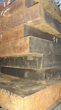 Eski paslı metal boru