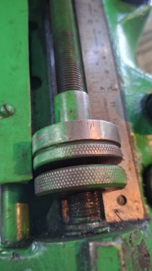 Makinenin metal parçası çeliği sapı ve metalle çeviriyor.