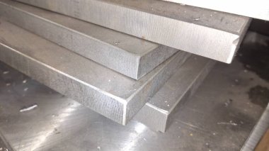 Büyük bir metal levhanın metal profili