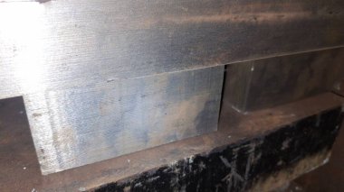 Siyah arka planı olan metal bir plaka.