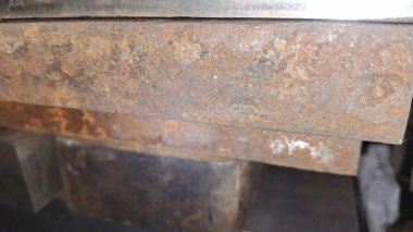 Büyük bir tahta parçasıyla metal boru.