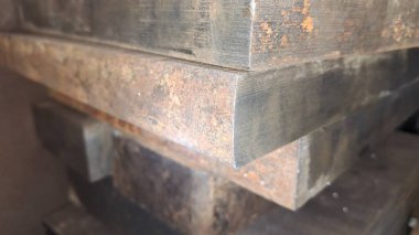 Ahşap arka planda paslı metal bir kapı.