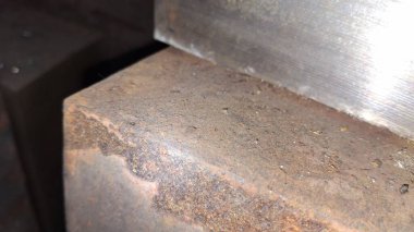 Yerde metal boru var.