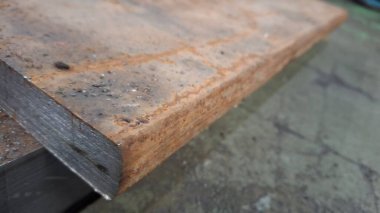 Bir sürü odunu olan eski tahta.