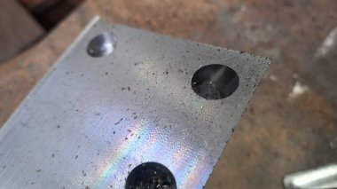 Büyük metal plakalı metal.