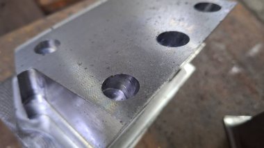 Metal saplı metal plaka